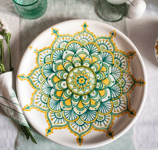 Plato decorativo con motivos mandalas pintado a mano en cerámica de Triana