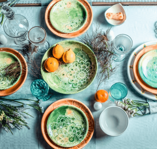 Vajilla con mandalas pintados en cerámica artesanal