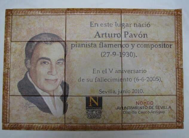 Cerámica decorativa en calles y fachadas de negocios sevillanos