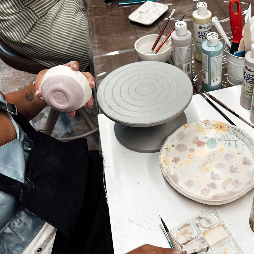 Experiencia de pintar cerámica en el taller de Triana, Sevilla