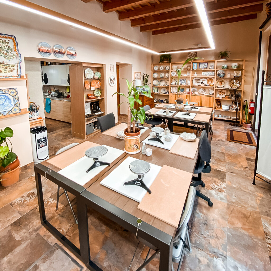 Taller de cerámica para team building empresarial en Triana