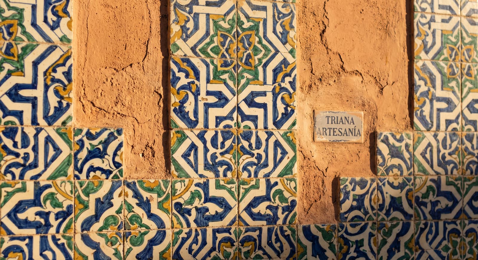 Azulejos islámicos con motivos geométricos en cerámica de Triana, Sevilla