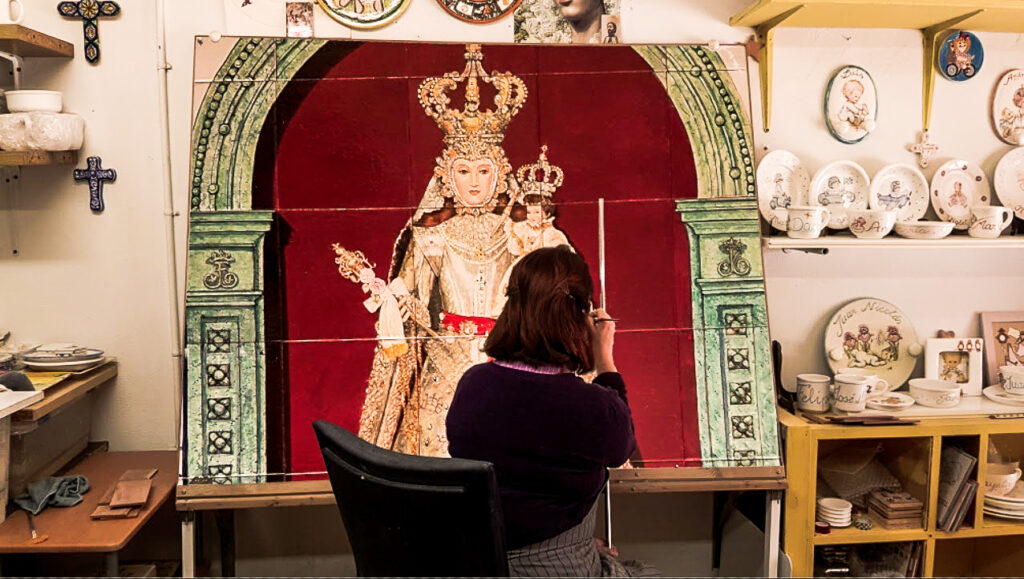 Mural cerámico devocional pintado a mano en cerámica de Triana