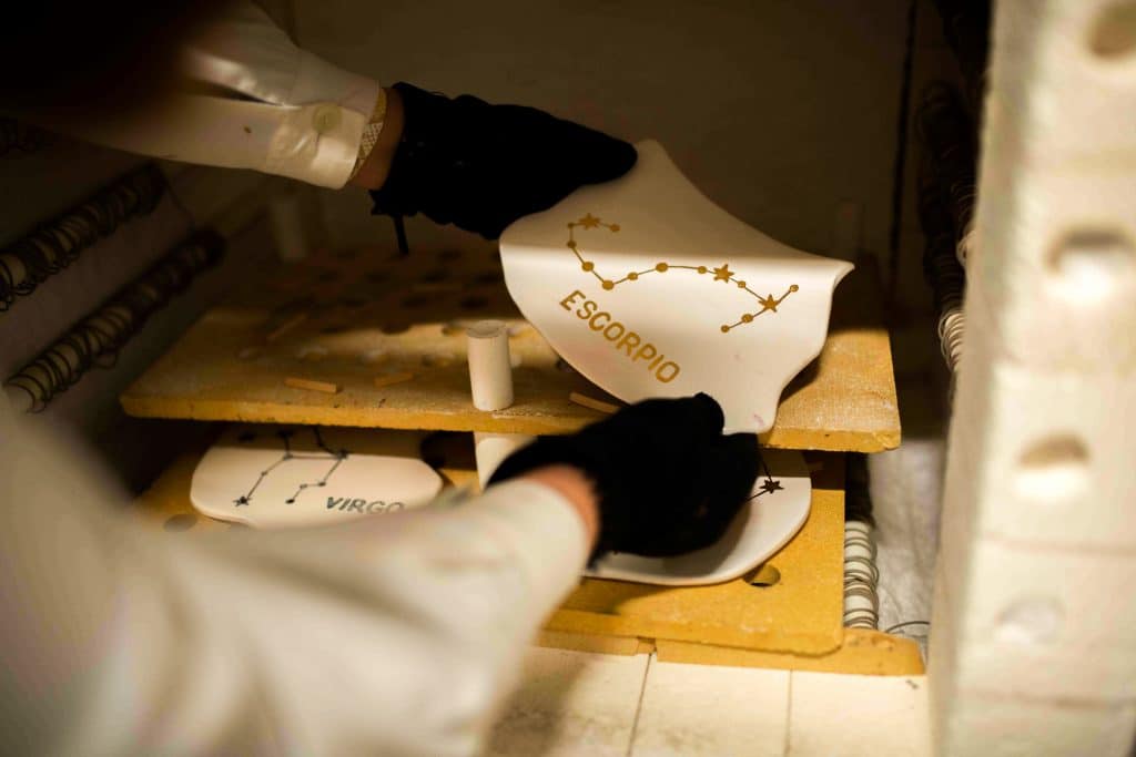 Mural cerámico artesanal a medida para hogares y negocios en Sevilla