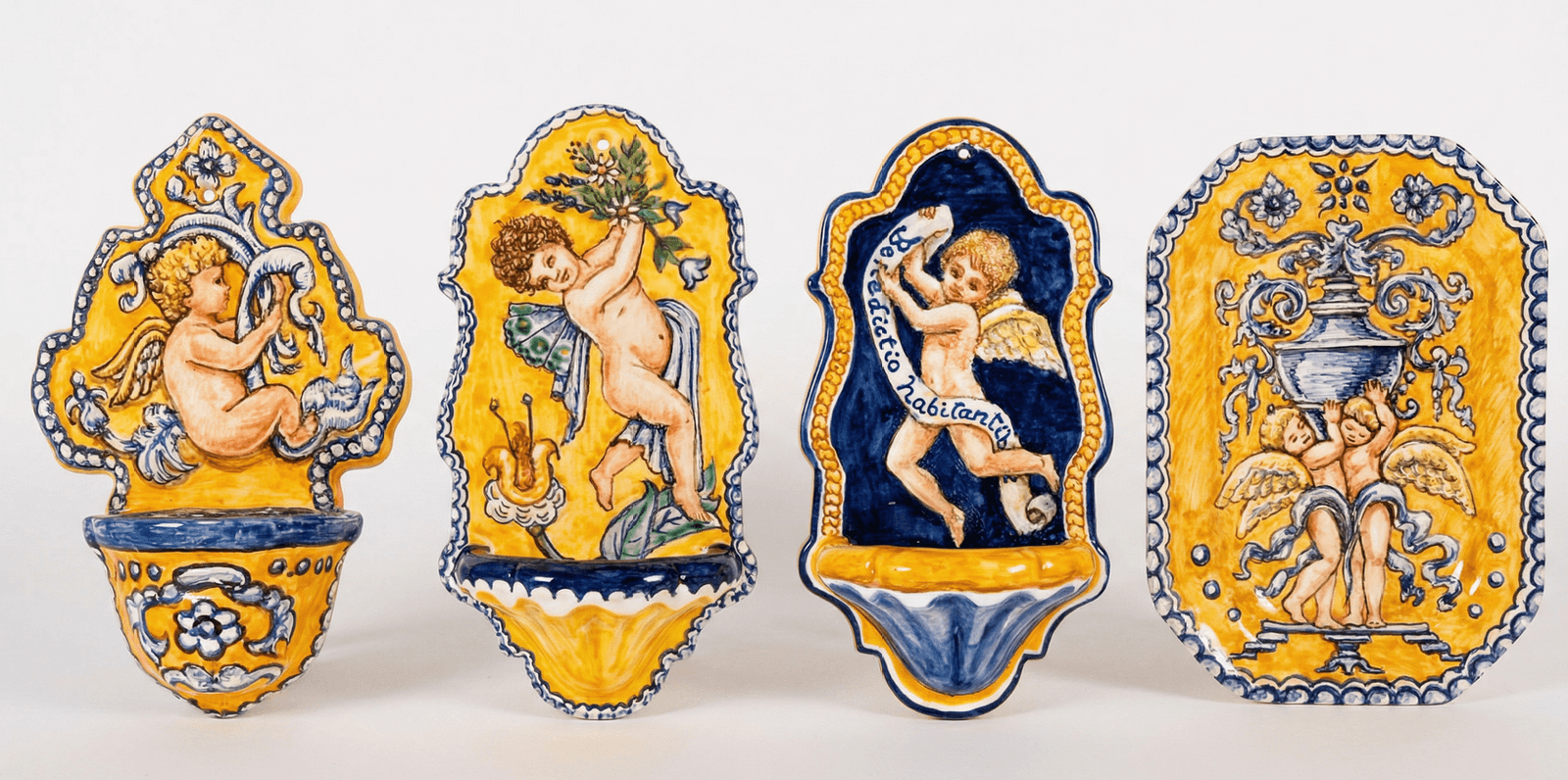 Ángeles pintados sobre cerámica artesanal con esmaltes tradicionales