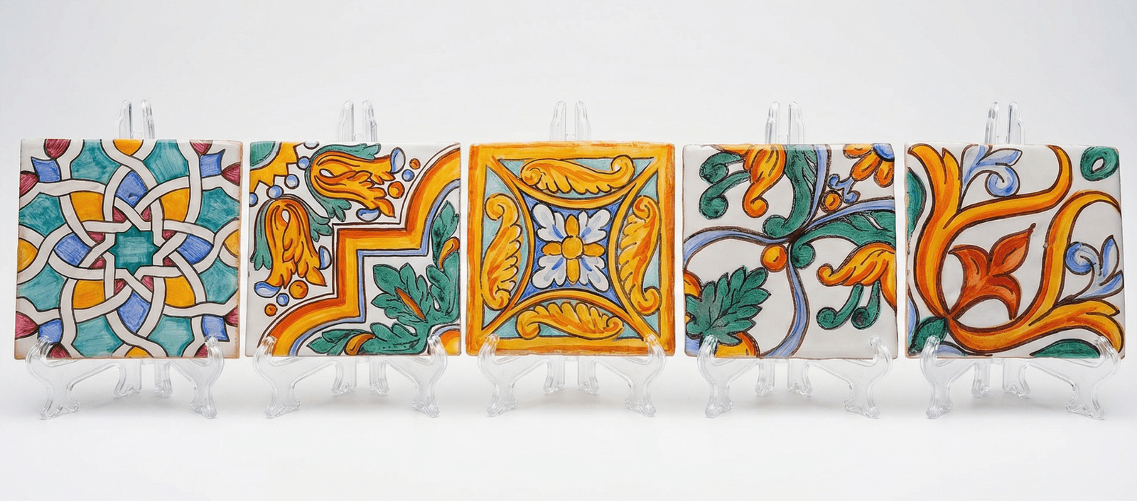 Azulejo andaluz pintado a mano con motivos geométricos tradicionales