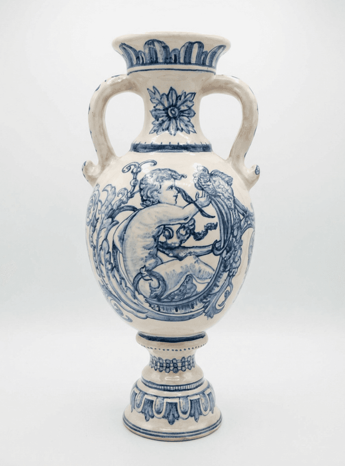 Jarrón de cerámica pintado a mano con motivos sevillanos