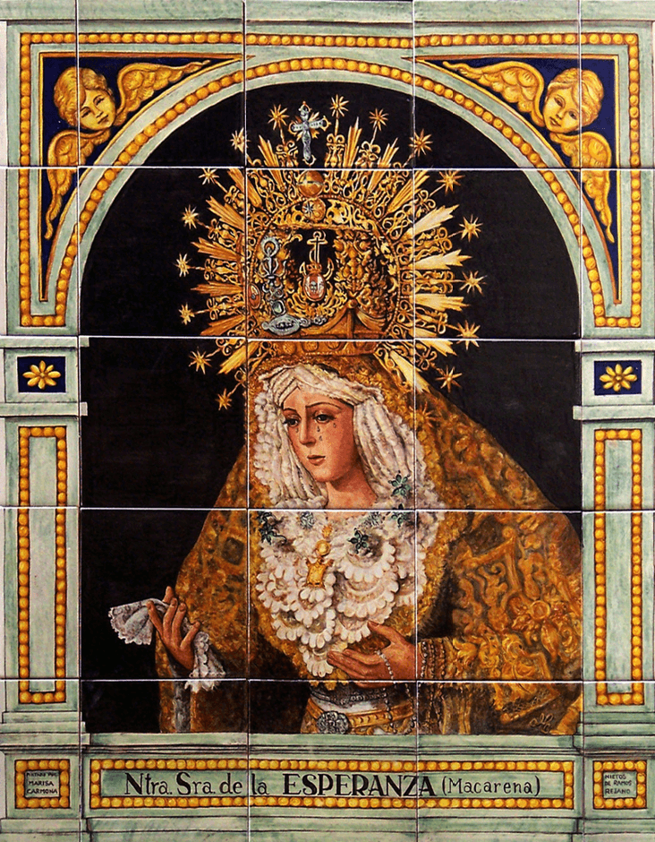 Detalle de la Virgen de la Macarena en cerámica pintada a mano