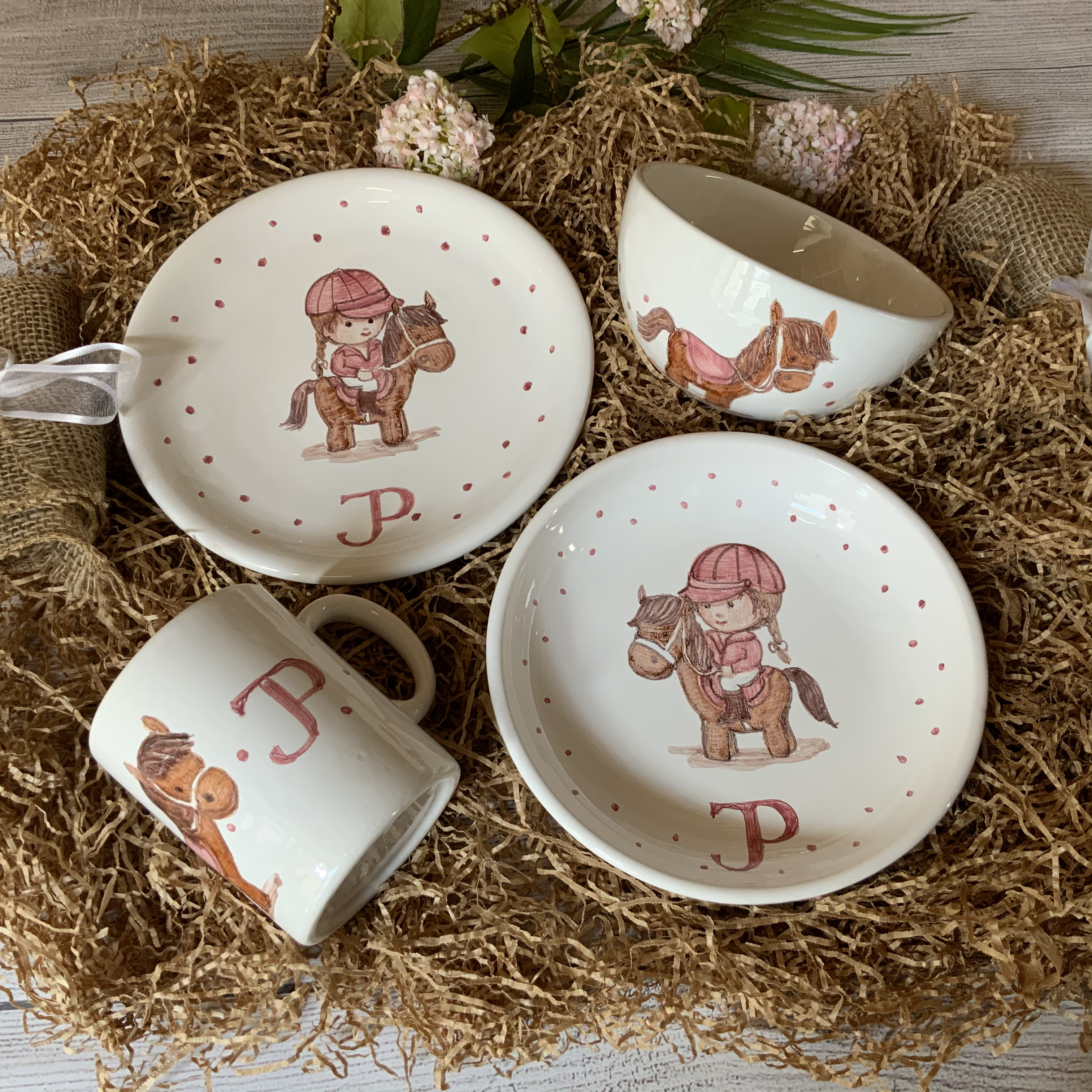 Vajilla de bebé personalizada con motivos pintados a mano