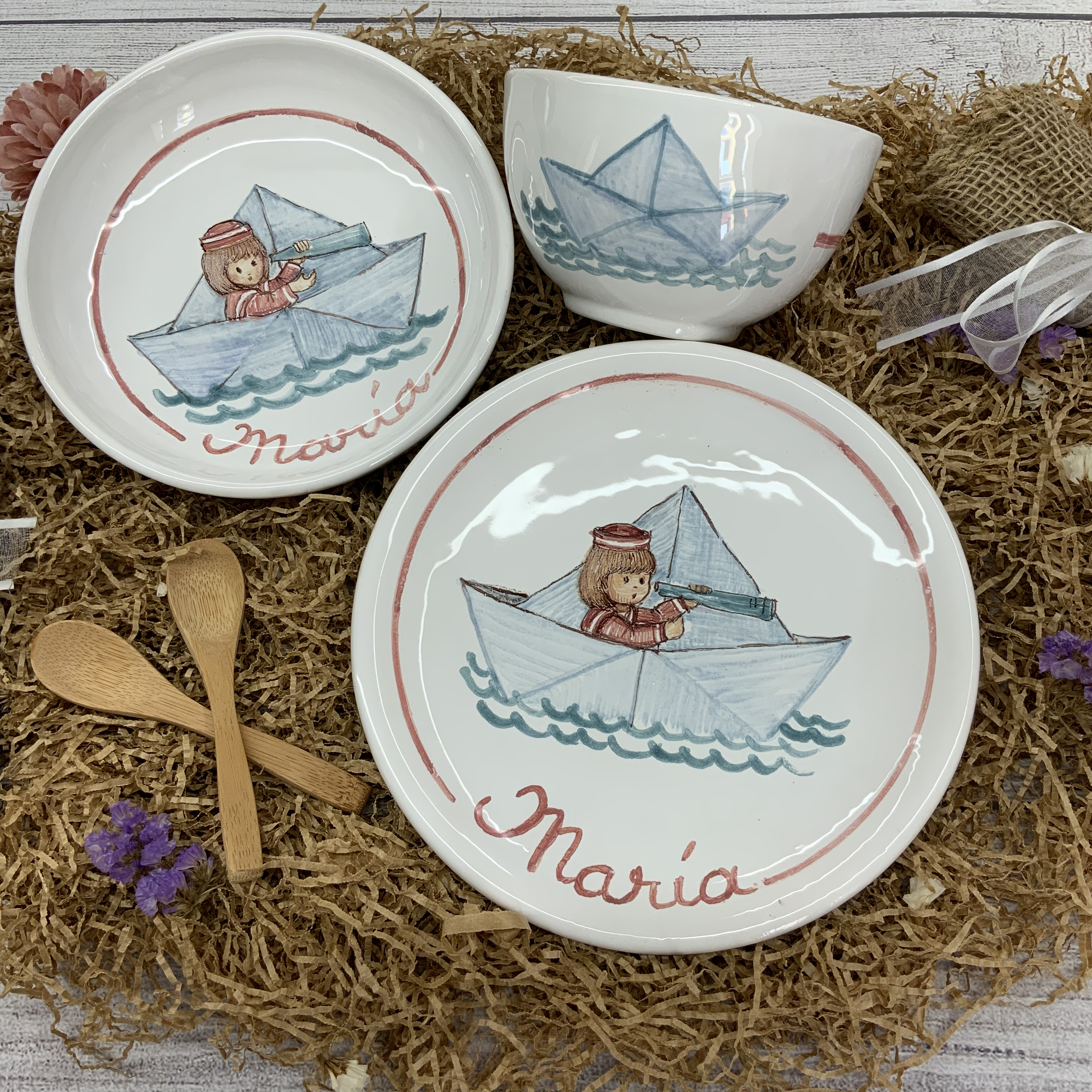Plato infantil con nombre y diseño pintado a mano